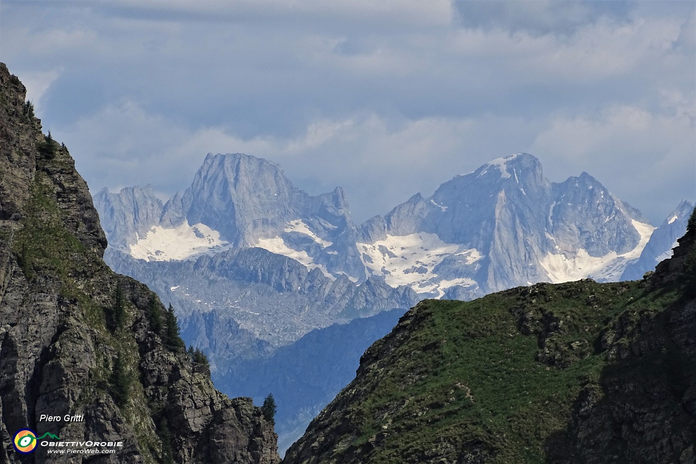 38 Zoom oltre il Pizzo di Mezzodi verso Pizzo Badile e Cengalo.JPG